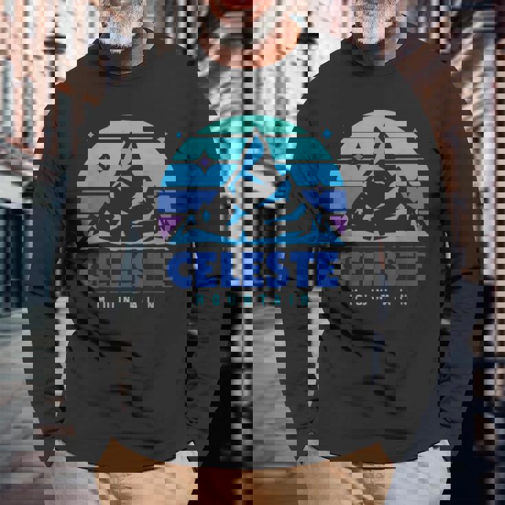 レトロ セレステ ヴィンテージデザイン 山遊び ビデオゲーム 長袖Tシャツ 高齢者への贈り物