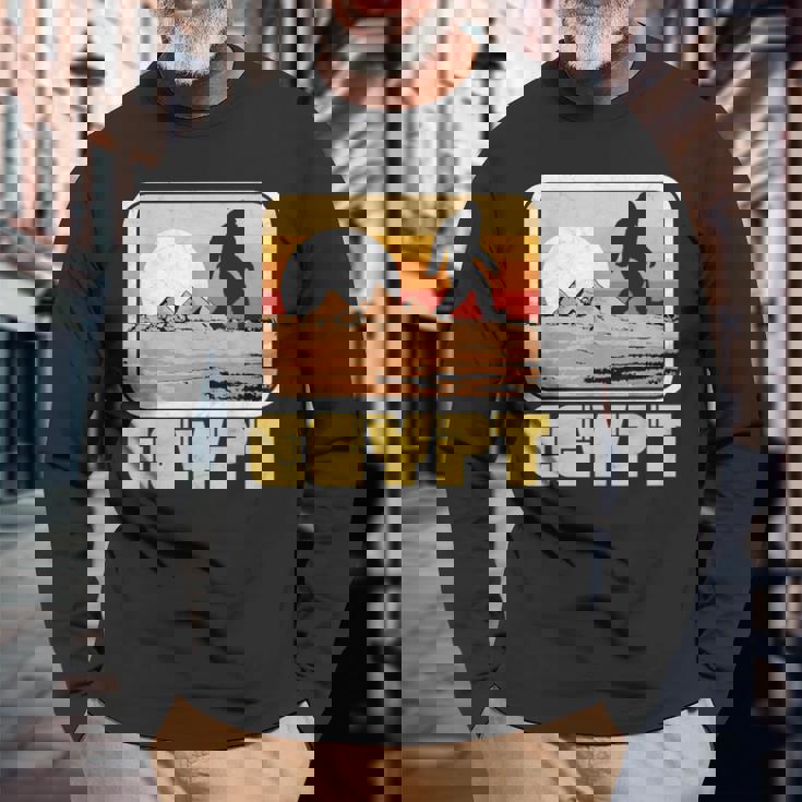 レトロ ビッグフット & ピラミッド エジプト サスカッチ グラフィック 長袖Tシャツ 高齢者への贈り物