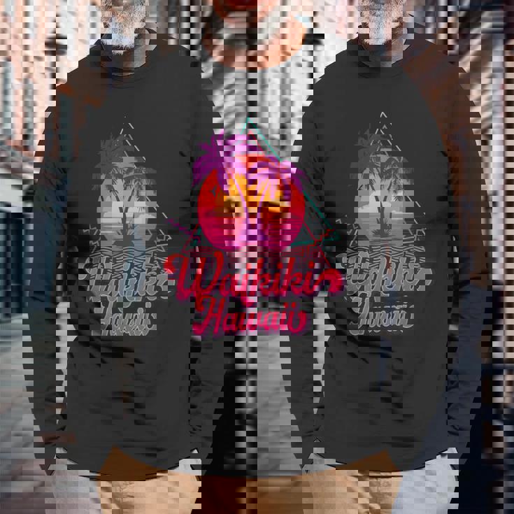 ワイキキ ビーチ バケーション ハワイ サーフ サンセット サーファー レトロ 80年代 長袖Tシャツ 高齢者への贈り物