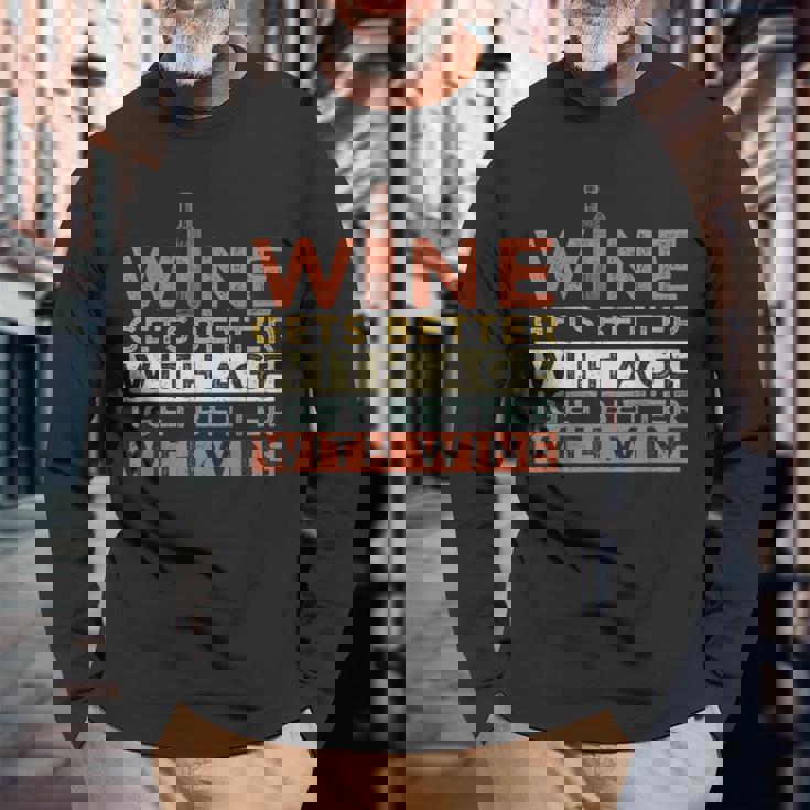 ワインは年を重ねるごとに良くなる私はワインと共に良くなる 長袖Tシャツ 高齢者への贈り物