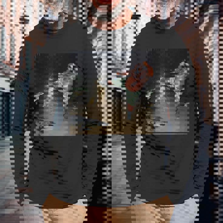 ワニを蹴る男 長袖Tシャツ 高齢者への贈り物