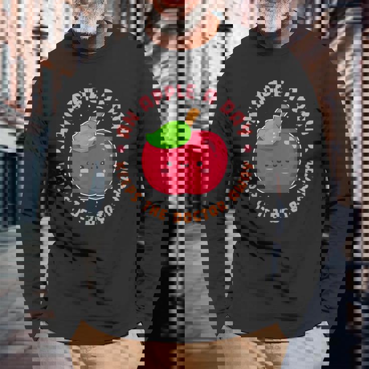 一日のリンゴは医者を遠ざけます 長袖Tシャツ 高齢者への贈り物
