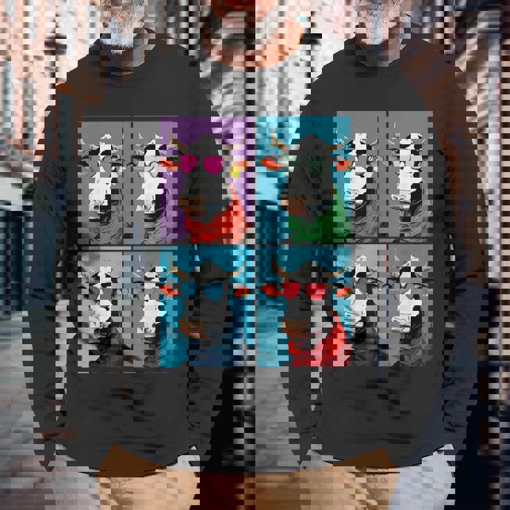 不機嫌そうな牛、エッジの効いた牛のグラフィックデザイン 牛好き向け 長袖Tシャツ 高齢者への贈り物