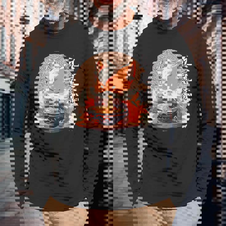 九尾の狐、ラーメンを食べる九尾の狐 長袖Tシャツ 高齢者への贈り物