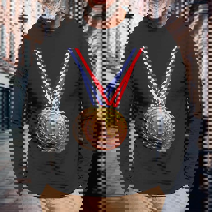 優勝者の学校チームとチャンピオンのための金メダル。 長袖Tシャツ 高齢者への贈り物