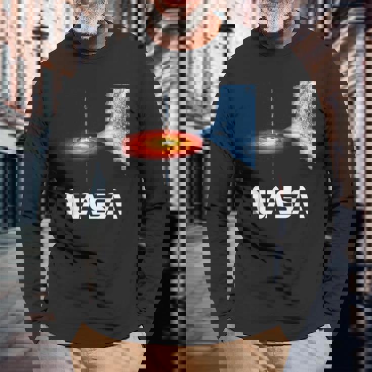 公式ライセンス。 Nasaシグナスブラックホールスペースギフト 長袖Tシャツ 高齢者への贈り物