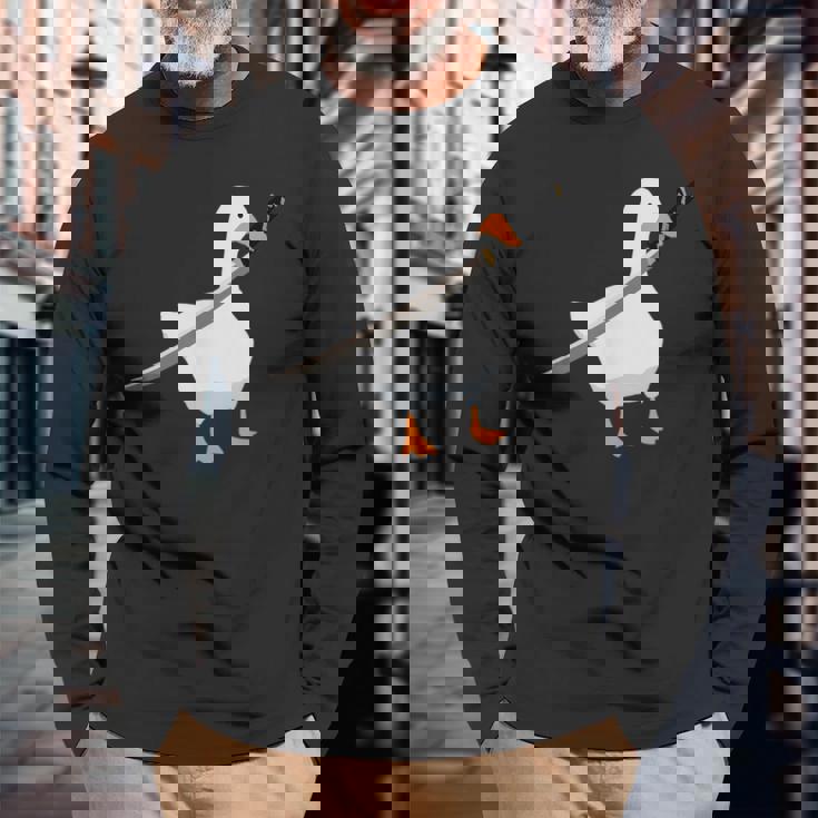 刀を持ったアヒルと剣を持つアヒル 刀包丁 ガチョウ 長袖Tシャツ 高齢者への贈り物