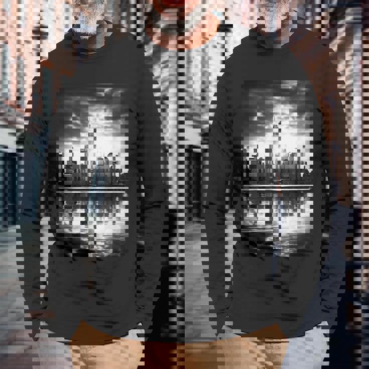 反射写真付き都市のモノクロ写真 長袖Tシャツ 高齢者への贈り物