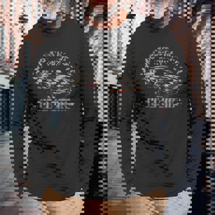 古い車から少し気が散る面白いヴィンテージクラシックカー 長袖Tシャツ 高齢者への贈り物