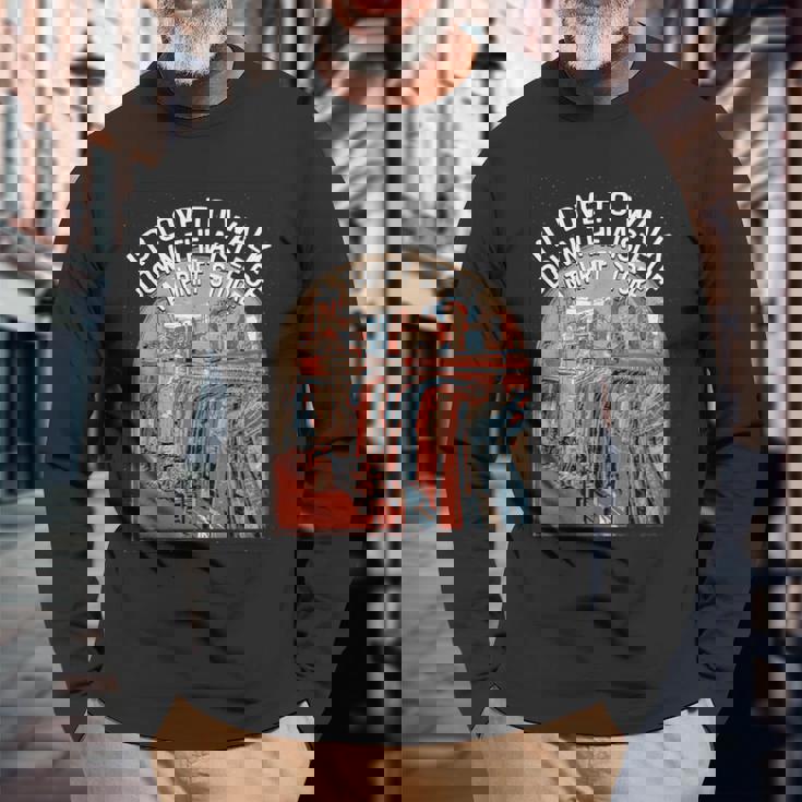 古着屋の通路を歩く面白い古着愛好家 長袖Tシャツ 高齢者への贈り物