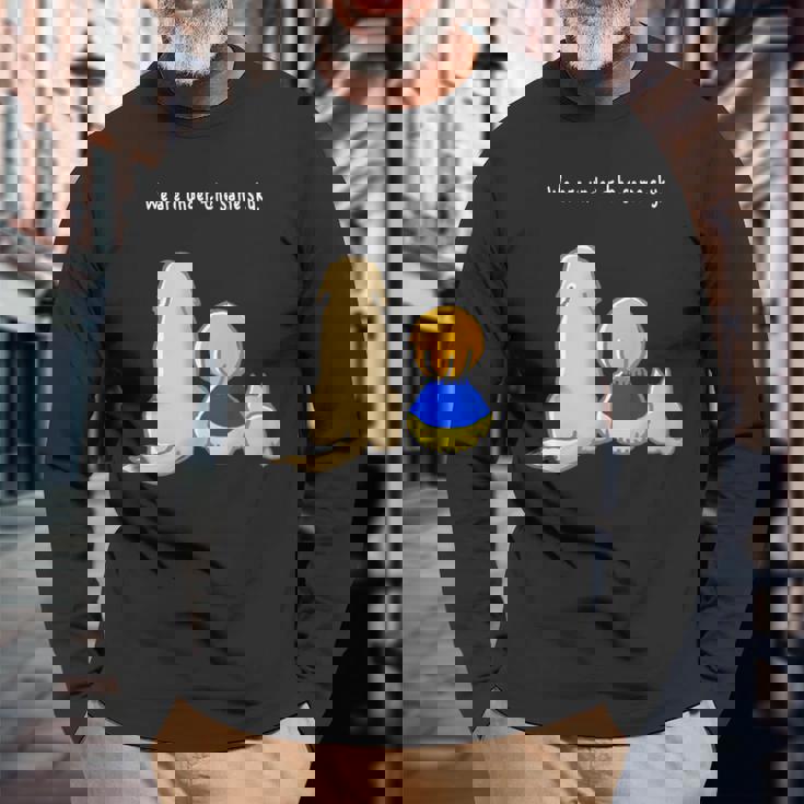 同じ空の下白文字 ウクライナ 反戦 平和 希望 仲間 家族 犬 猫 メンズ レディース キッズ 長袖Tシャツ 高齢者への贈り物