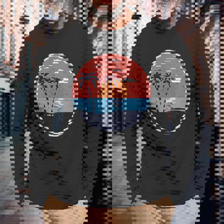 夏のビーチパームグラフィックポケットパッチバッジアイコンミニマリスト。 長袖Tシャツ 高齢者への贈り物