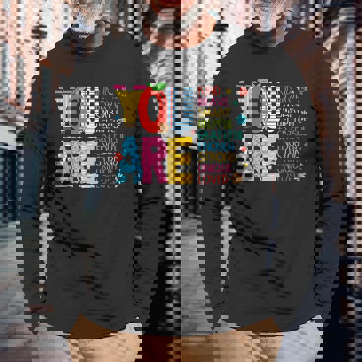 学校の初日に、あなたは素敵で、勇敢で、インスピレーションを与える先生です。 長袖Tシャツ 高齢者への贈り物