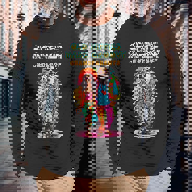年老いたヒッピーがグルーヴィーな祖父母を作る 長袖Tシャツ 高齢者への贈り物