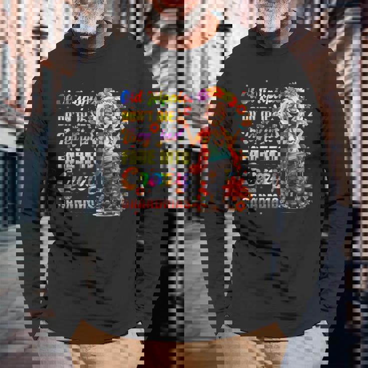 年老いたヒッピーは死なない、ただ狂ったおばあちゃんに消えていくだけ 長袖Tシャツ 高齢者への贈り物