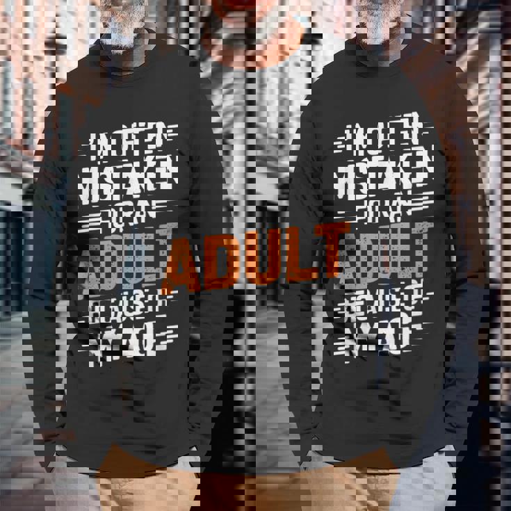 年齢のせいでよく大人と間違われる 長袖Tシャツ 高齢者への贈り物