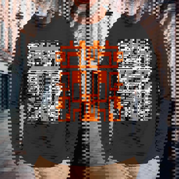 幾何学的図形 パターン オレンジ 白 黒 背景 長袖Tシャツ 高齢者への贈り物