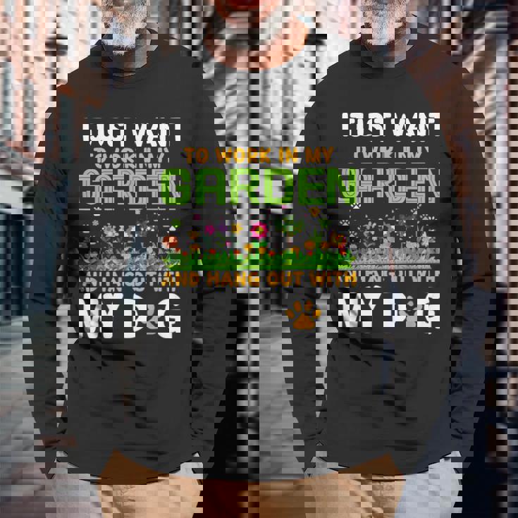 庭で働いて犬とたむろしたい 長袖Tシャツ 高齢者への贈り物