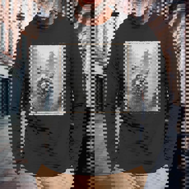 怖いアライグマのセルフィーとビッグフット&面白いサスカッチ。 長袖Tシャツ 高齢者への贈り物