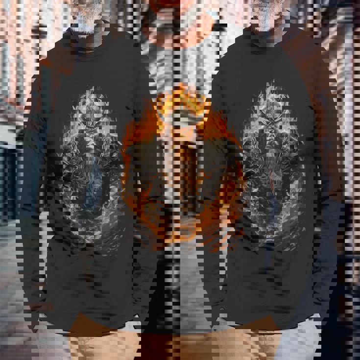 戦いの最中の獰猛なヴァイキング戦士 長袖Tシャツ 高齢者への贈り物