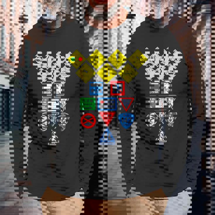 日本の道路標識、日本の交通警告シンボルグラフィック。 長袖Tシャツ 高齢者への贈り物