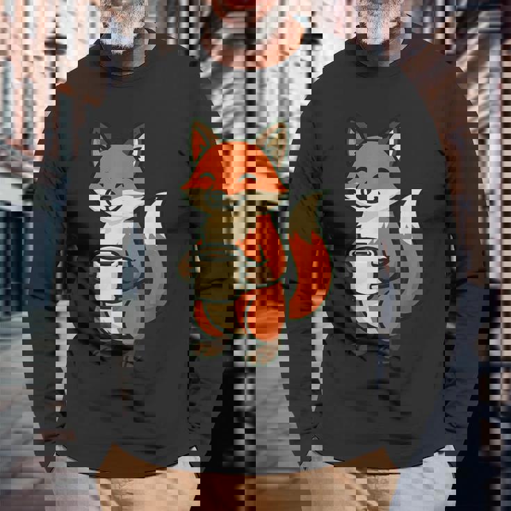 朝のコーヒーを楽しむ居心地の良いキツネ。 長袖Tシャツ 高齢者への贈り物