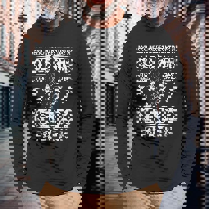 楽しみのために剣道をする老人を決して過小評価しないでください。 長袖Tシャツ 高齢者への贈り物