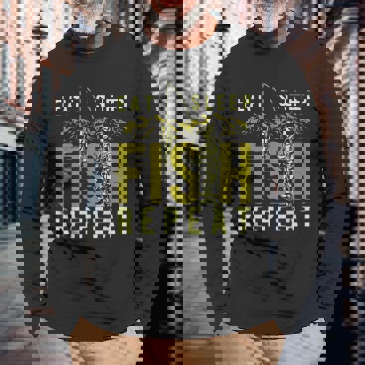 漁師のために睡眠魚を繰り返し面白い引用を食べる 長袖Tシャツ 高齢者への贈り物