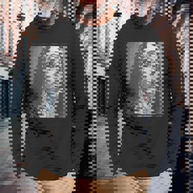 熱い修道女がタバコを吸う、反抗的な修道女 長袖Tシャツ 高齢者への贈り物