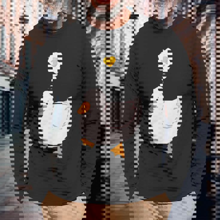 目玉焼きのハートがかわいいアヒル好きのデザイン。 長袖Tシャツ 高齢者への贈り物