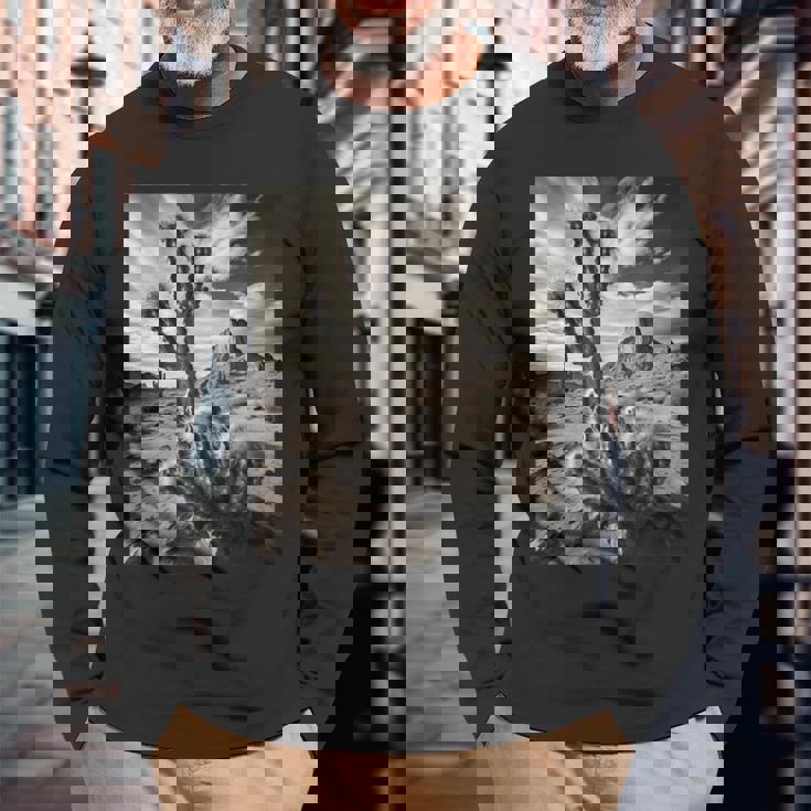 砂漠のサボテンのモノクロ写真 長袖Tシャツ 高齢者への贈り物