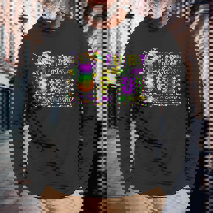 私が床にいないなら、マルディグラ（2025）をもう一杯注いでください 長袖Tシャツ 高齢者への贈り物