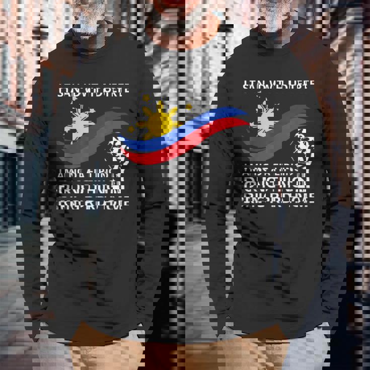 私はドゥテルテのtシャツを着て立っています。私は何の役にも立たないフィリピン人ではありません 長袖Tシャツ 高齢者への贈り物