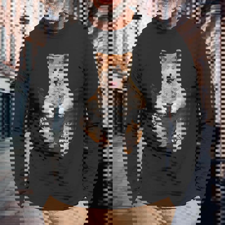 秋田愛好家のためのポケットの中の面白い秋田犬 長袖Tシャツ 高齢者への贈り物