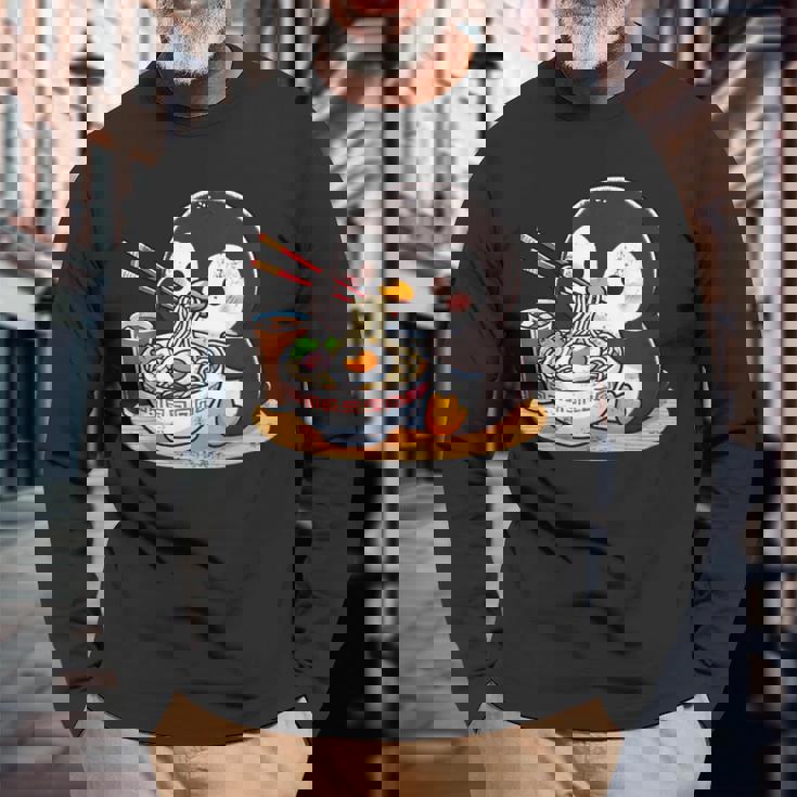 箸でラーメンを食べるかわいいペンギン 長袖Tシャツ 高齢者への贈り物