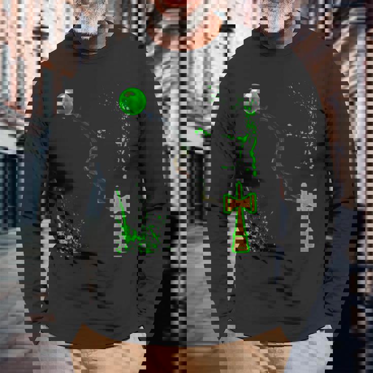 緑のスプレーの木のけん玉を渡ってガラスの球体に煙の波 長袖Tシャツ 高齢者への贈り物