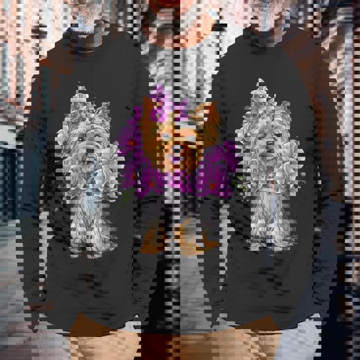 花を持つヨークシャー テリア 長袖Tシャツ 高齢者への贈り物