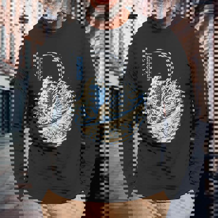 葛飾 北斎 神奈川沖浪裏 有名なヴィンテージアート ラーメン好き ラーメンオタク ラーメン 面白い ネタ ごはん 飯 麺 長袖Tシャツ 高齢者への贈り物