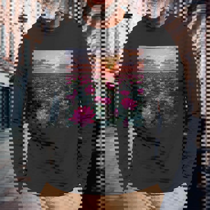 蓮の花畑 美しい夕日のグラフィック 長袖Tシャツ 高齢者への贈り物