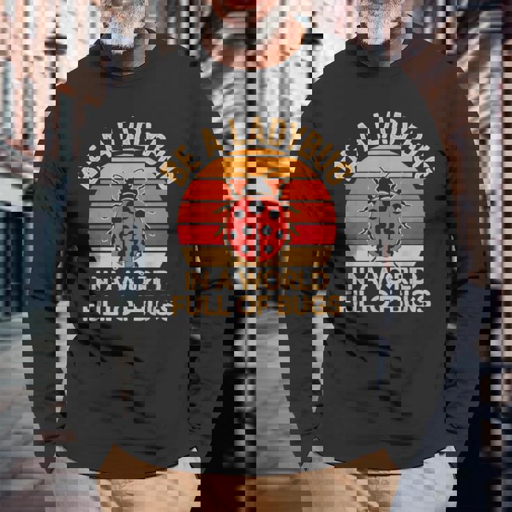 虫だらけの世界でてんとう虫になろう レトロなてんとう虫 長袖Tシャツ 高齢者への贈り物