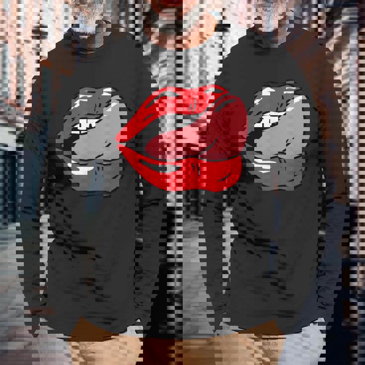 赤い唇を舐めるロックンロールグラフィック。 長袖Tシャツ 高齢者への贈り物