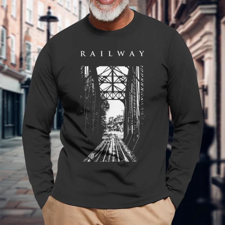 鉄道橋産業ヴィンテージ金属製列車機関車 Railway Train Bridge Industryintage 長袖Tシャツ 高齢者への贈り物