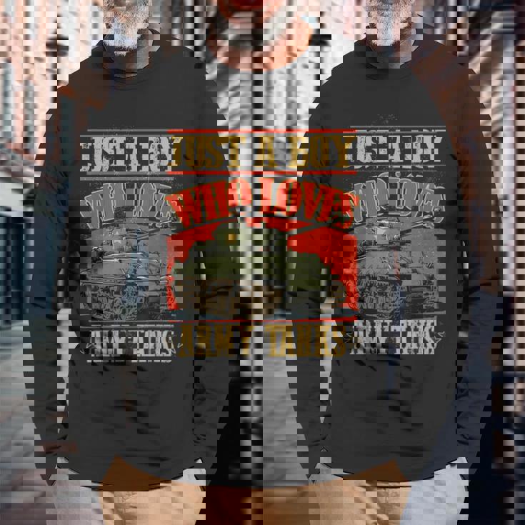 陸軍戦車が大好きな少年第二次世界大戦のシャーマン戦車 長袖Tシャツ 高齢者への贈り物