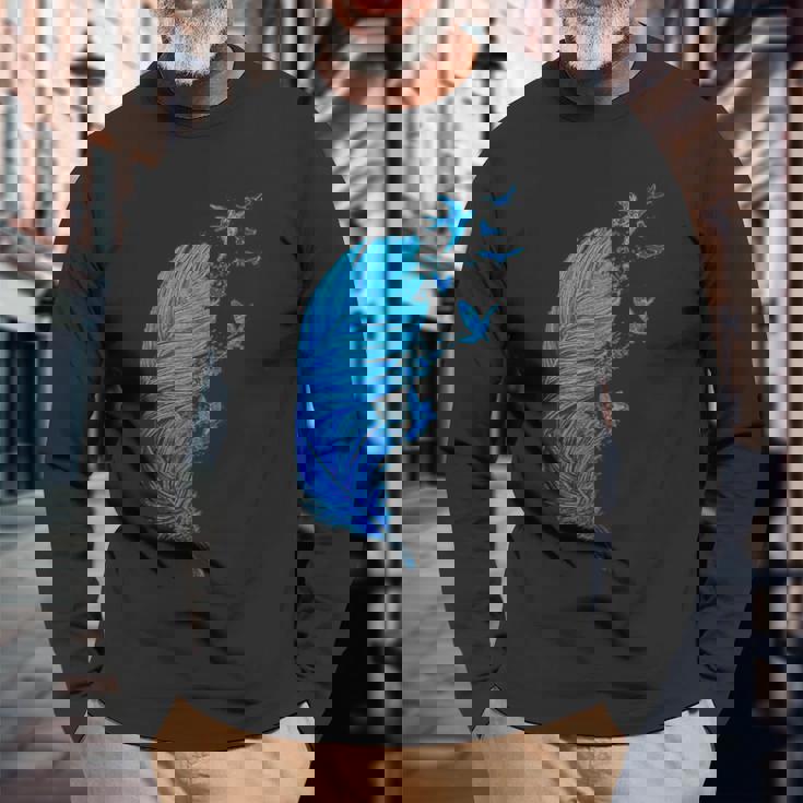 青い羽と鳥が飛んでいる青い羽 キュートでスタイリッシュ 長袖Tシャツ 高齢者への贈り物