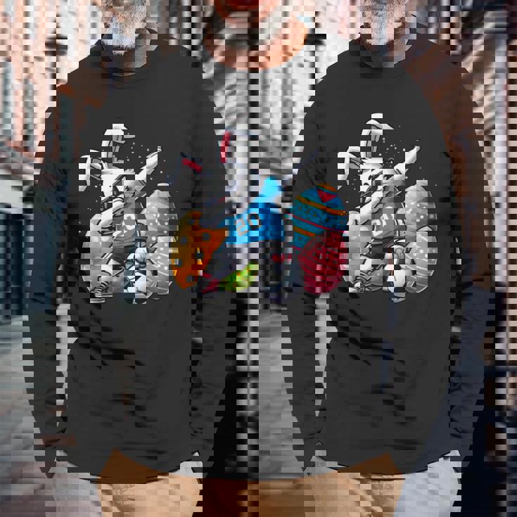 面白いイースターバニーとサッカーボールで軽くたたくイースターバニー。 長袖Tシャツ 高齢者への贈り物