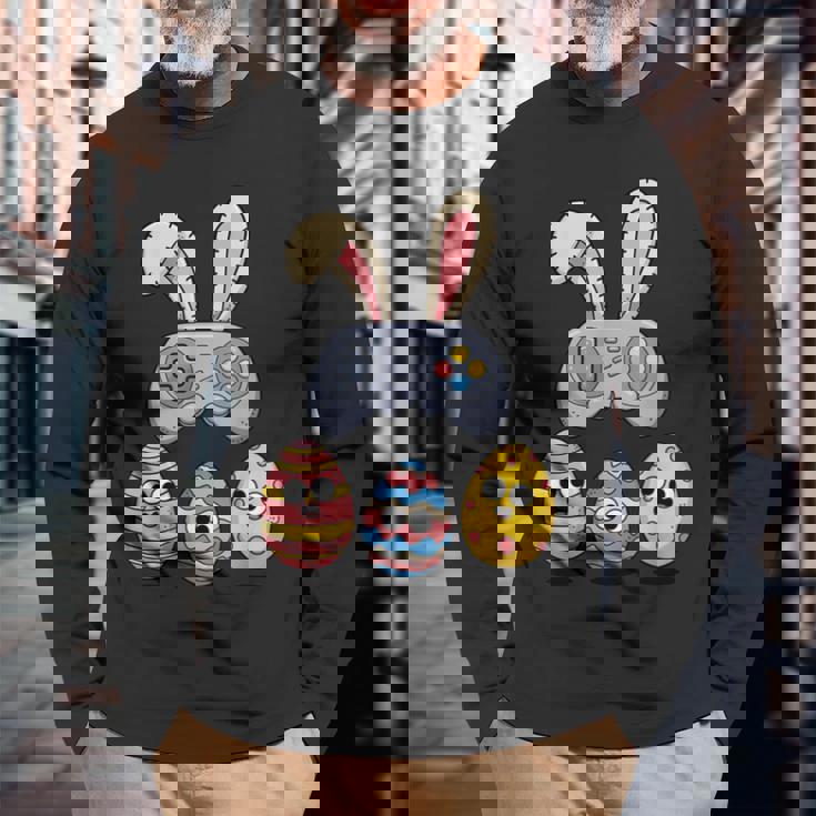 面白いイースタービデオゲームコントローラーと卵 長袖Tシャツ 高齢者への贈り物