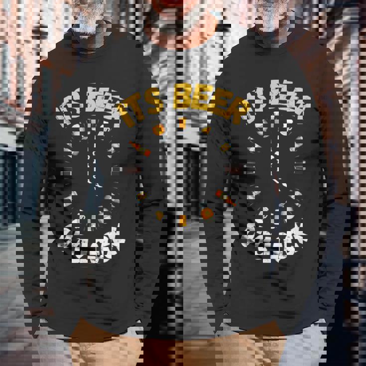 面白いビールoクロックティー。ナショナルビールデー、父の日に。 長袖Tシャツ 高齢者への贈り物