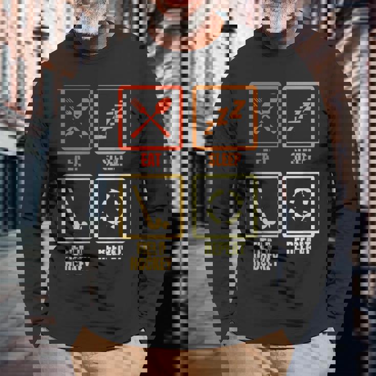 食べる寝るフィールドホッケーの繰り返し 長袖Tシャツ 高齢者への贈り物