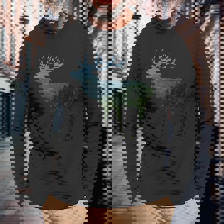 鹿と木 赤い鹿 ダム 鹿 森 木 雄鹿 長袖Tシャツ 高齢者への贈り物