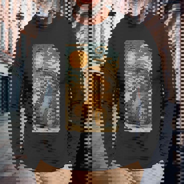 麦わら帽子をかぶったたぬき・酒・提灯・浮世絵風 長袖Tシャツ 高齢者への贈り物